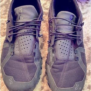 Women’s size 9 on cloud slip on or tie. very lightweight.